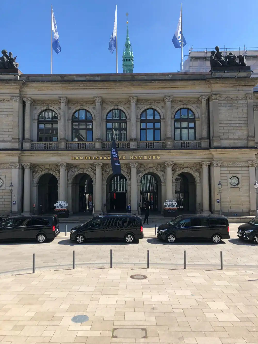 Handelskammer Hamburg – Arrival of Black Limousines Fleet
